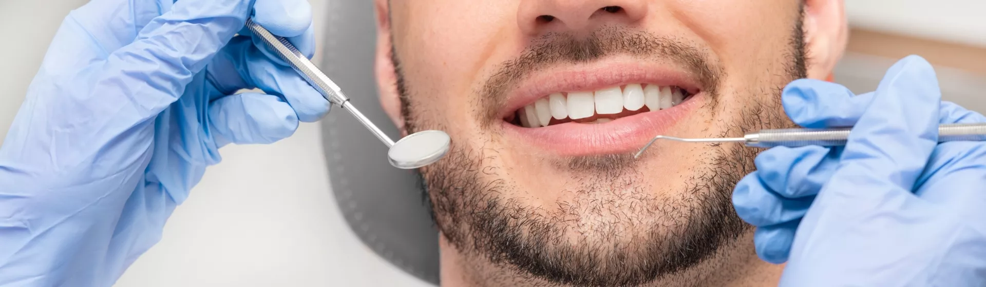 Przegląd zębów u mężczyzny